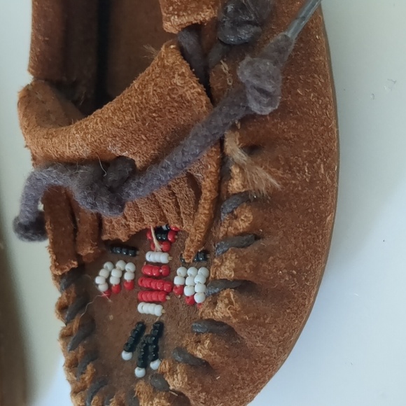 Minnetonka beaded thunderbird slip on Moccasin - Picture 7 of 11